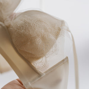 Feathery-Light Lace Mesh! Seamless Lightly-Lined Wireless Bra in Icing