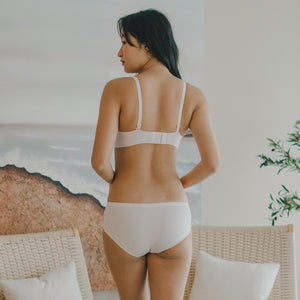 Timeless Essential! Mid-Rise Seamless Cheekie in White