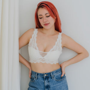 Petal Soft! Lace Lightly-Lined Bralette in White