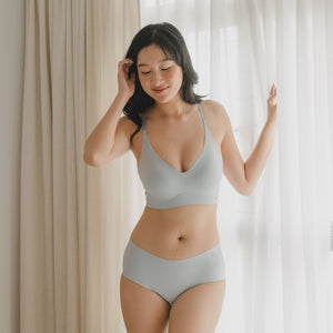 [I'M IN x Hazelle] air-ee V-Neck Seamless Pullover Bra (Signature Edition) in Baby Blue