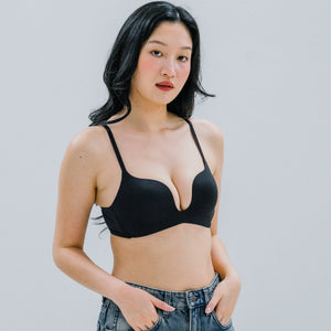 Invisible Curve! Deep U-Plunge Lightly-lined Wireless Bra in Black