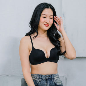 Invisible Curve! Deep U-Plunge Lightly-lined Wireless Bra in Black