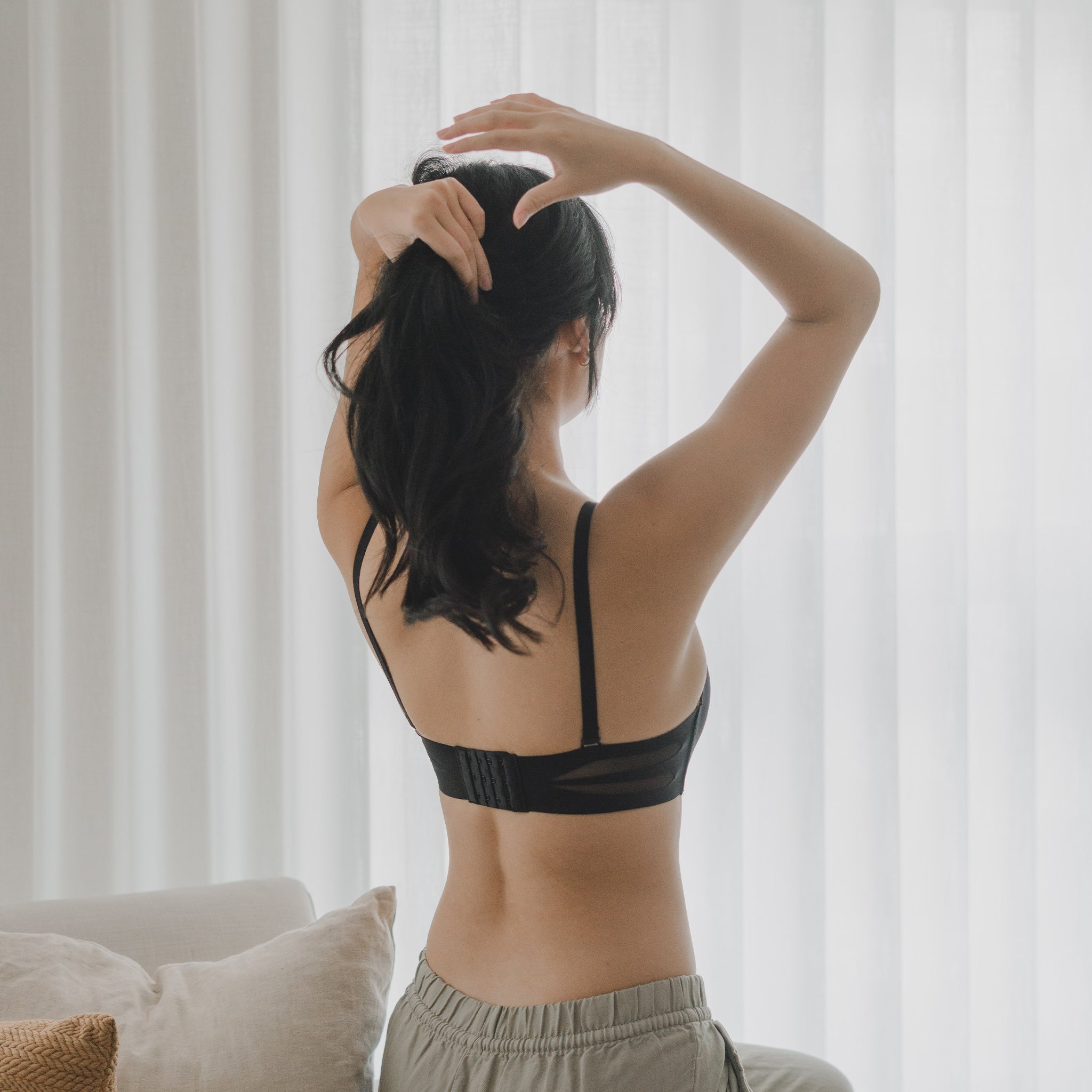 Light Lift! Lasercut Anti-Slip Seamless Strapless Wireless Bra in Blac