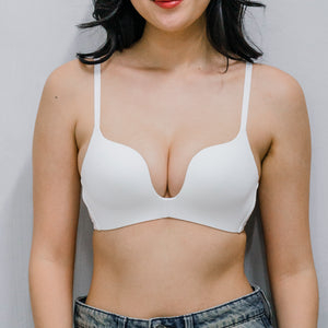 Invisible Curve! Deep U-Plunge Lightly-lined Wireless Bra in Snow White