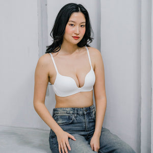 Invisible Curve! Deep U-Plunge Lightly-lined Wireless Bra in Snow White