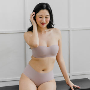 Full Scoop! Seamless Lightly-lined Anti-slip Strapless Wireless Bra in Creamy Sakura