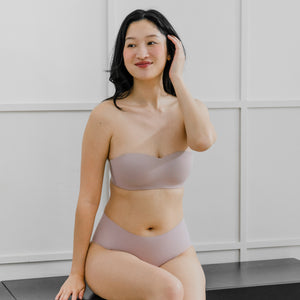 Full Scoop! Seamless Lightly-lined Anti-slip Strapless Wireless Bra in Creamy Sakura