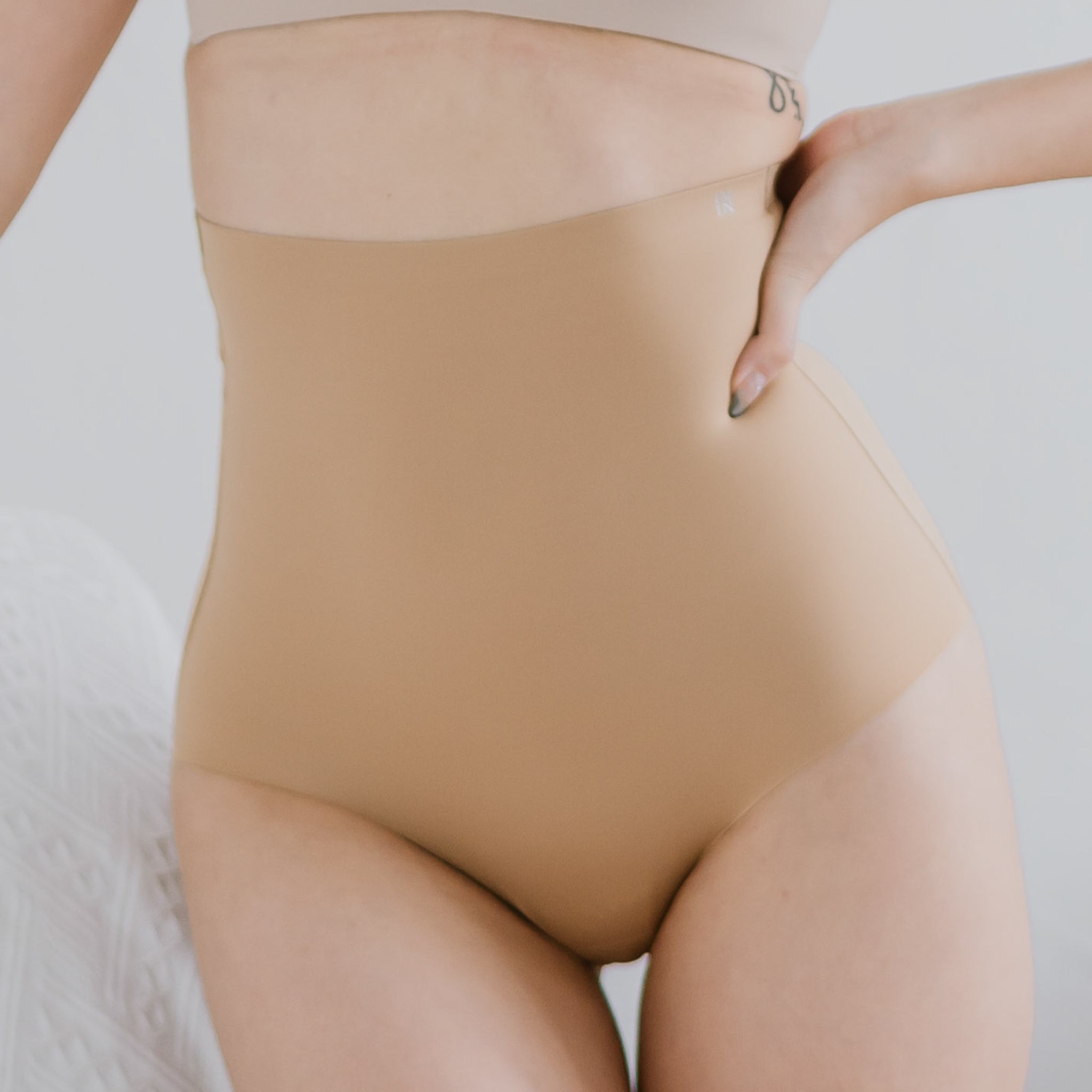 AIR-SHAPER Super High-Rise Seamless Cheekie (Gentle Compression)