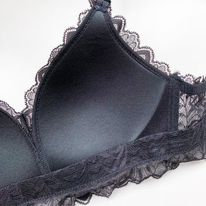 Flutter In Style! Lightly-Lined Wireless Bra in Black