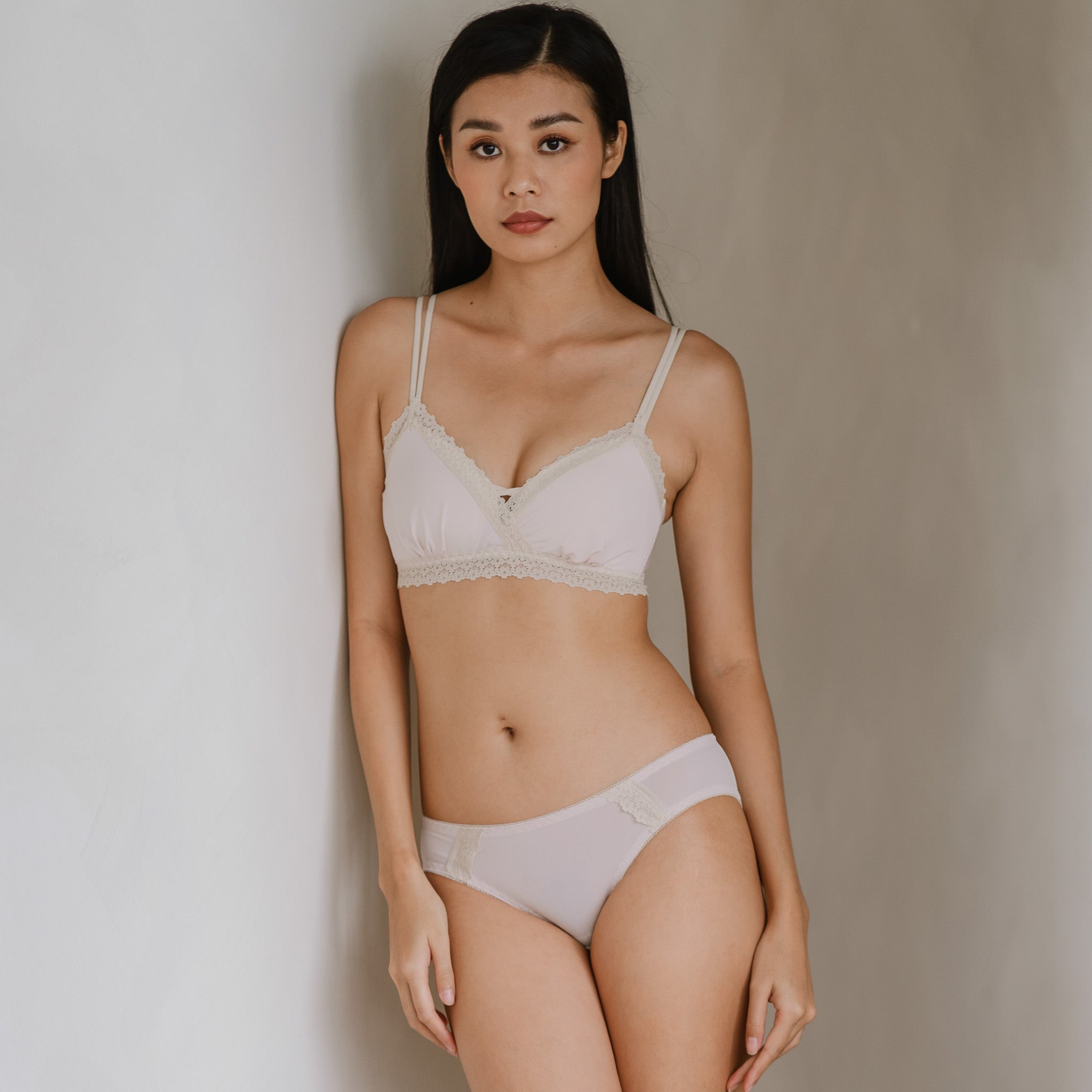 The Silky Smooth! Lace Trim Lightly-Lined Wireless Bra in Mochi Crepe