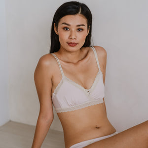 The Silky Smooth! Lace Trim Lightly-Lined Wireless Bra in Creme Crepe